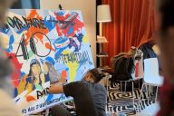 Collaborateurs peignant ensemble une fresque colorée lors d’un team building MadCityZen. | © MadCityZen